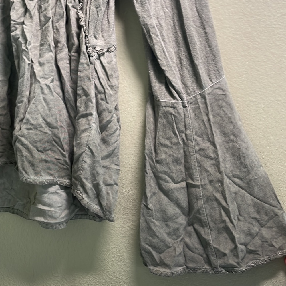 Gray/Green Bell sleeve Women's Blouse Size L EUC - Picture 2 of 4